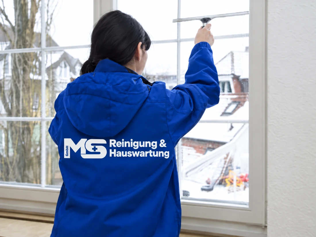 Fensterreinigung in blauer Jacke mit weissem MSRH-Rückenlogo