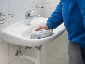 Reinigung eines Waschbeckens mit einem Tuch